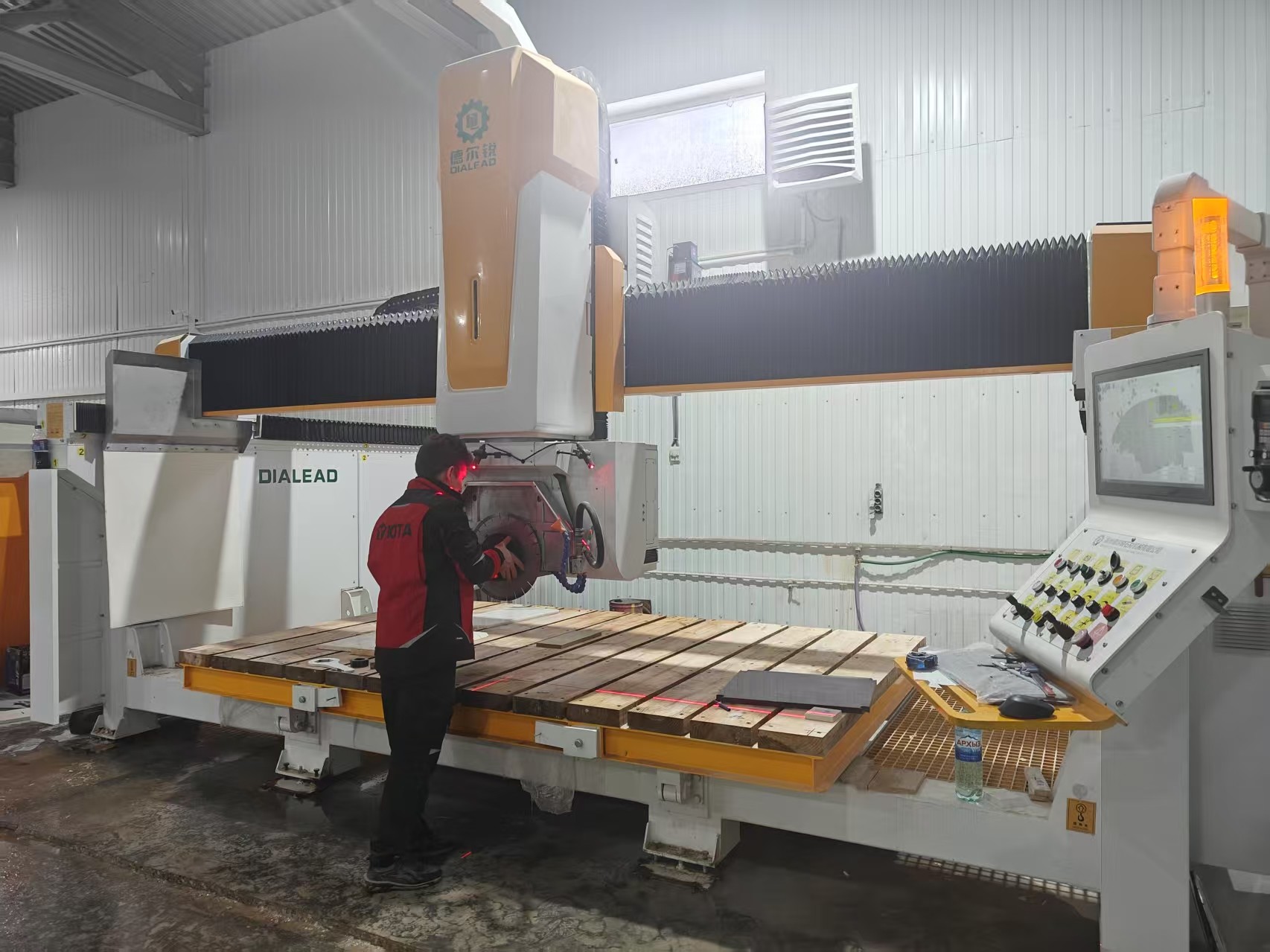 kasus perusahaan terbaru tentang Mesin pemotong jembatan 5 sumbu 450mm di Klin