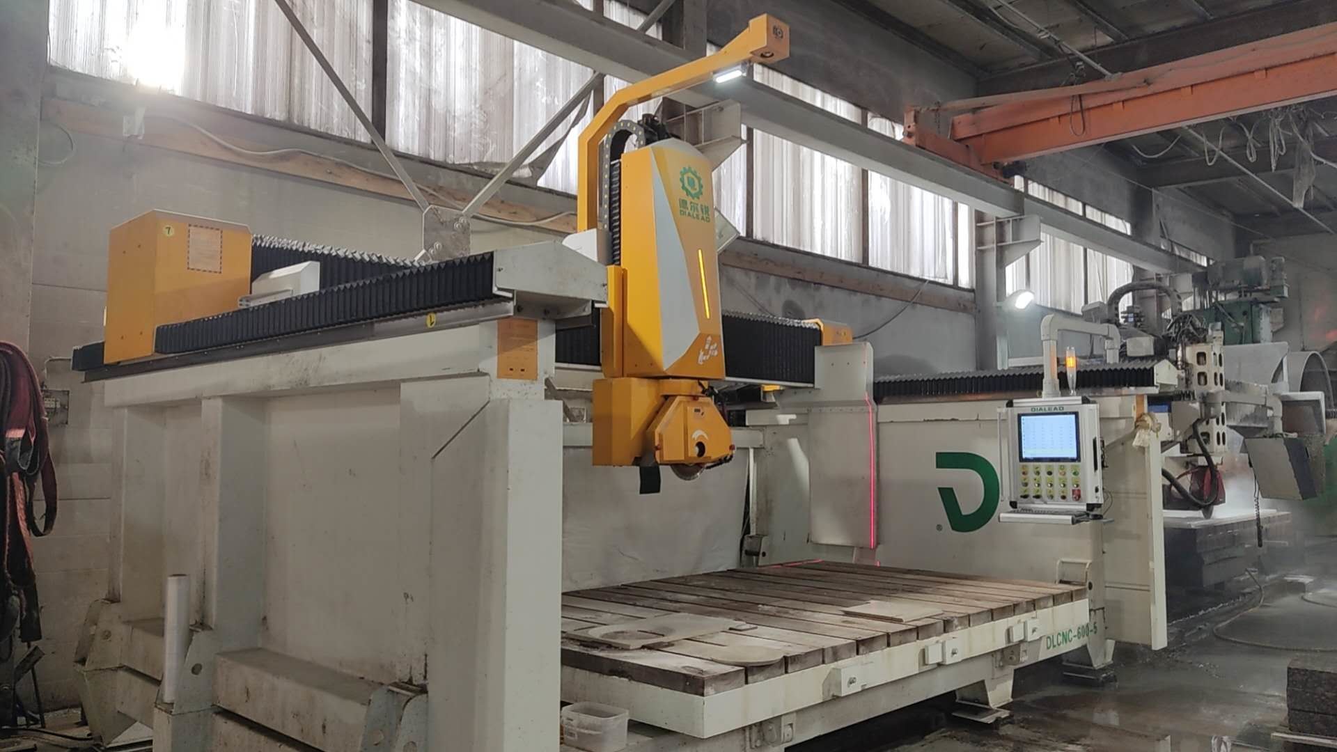 kasus perusahaan terbaru tentang Mesin pemotong jembatan 5 sumbu 600 mm di St.Petersburg