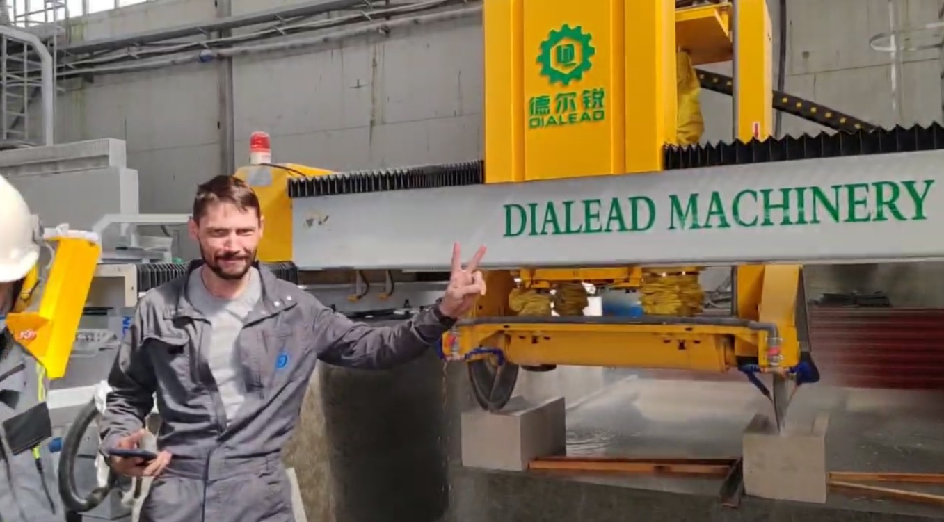 kasus perusahaan terbaru tentang Mesin pengolah batu dengan pisau ganda CNC otomatis di Yekartinburg ((Rusia)