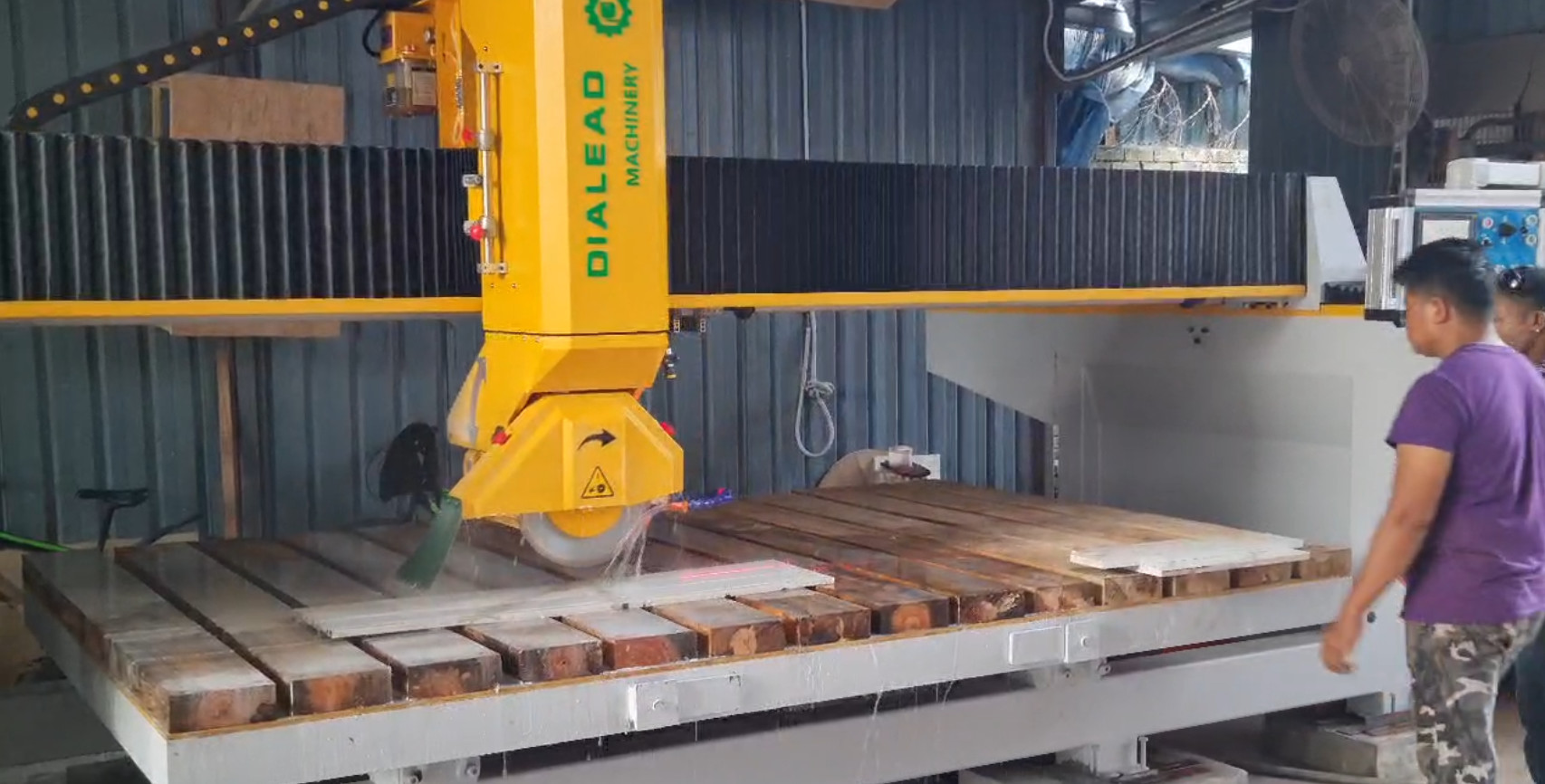 kasus perusahaan terbaru tentang Mesin Pemotong Jembatan 3 Axis di Malaysia